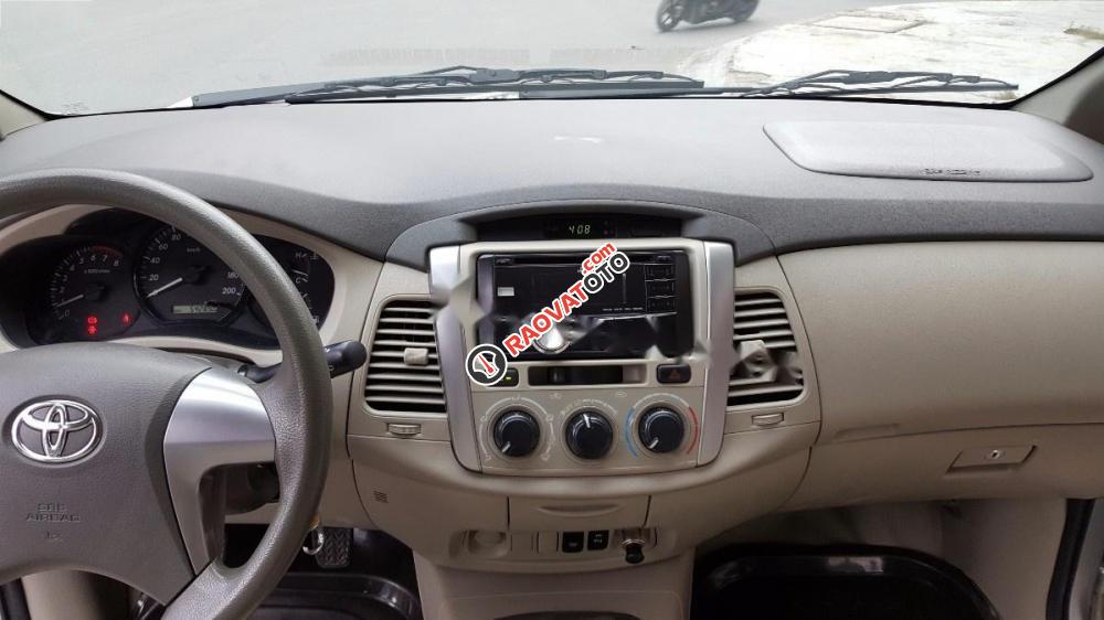 Bán xe Toyota Innova E đời 2014, màu bạc xe gia đình, 599tr-6