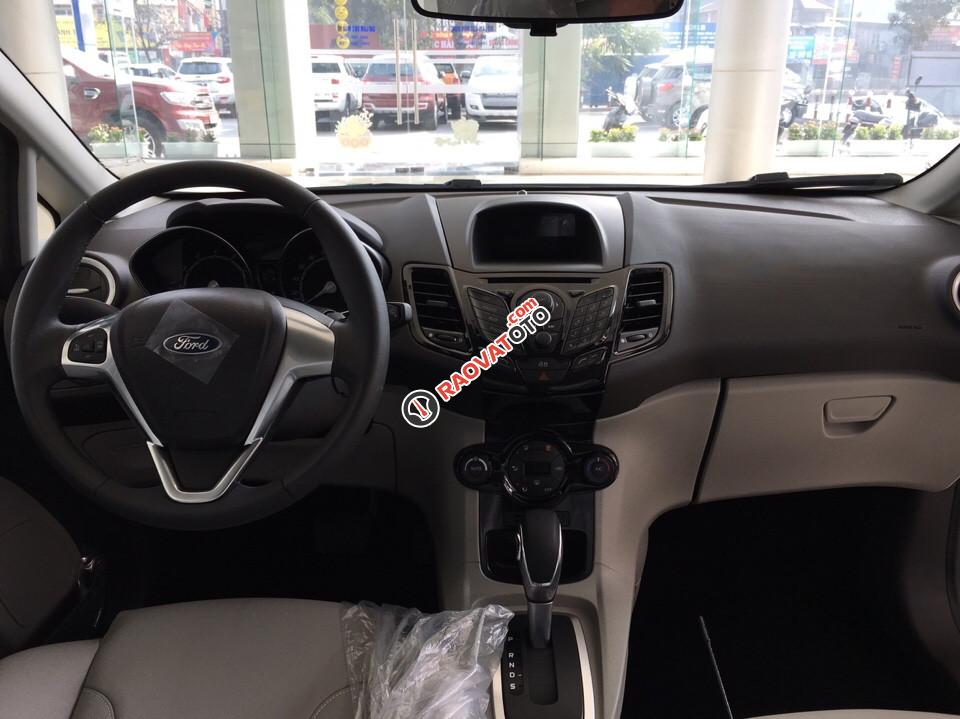 Bán xe Ford Fiesta Titanium giá rẻ màu bạc, mới 100%, giao xe ngay hỗ trợ trả góp 90%. L/h: 0963483132-2