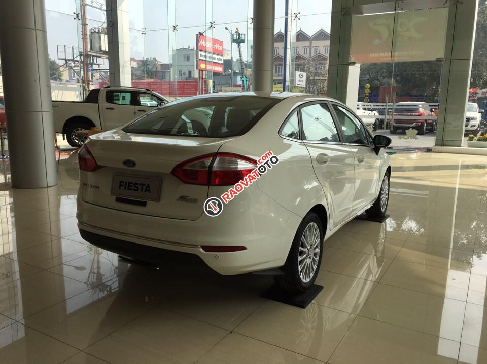 Bán xe Ford Fiesta Titanium giá rẻ màu bạc, mới 100%, giao xe ngay hỗ trợ trả góp 90%. L/h: 0963483132-3