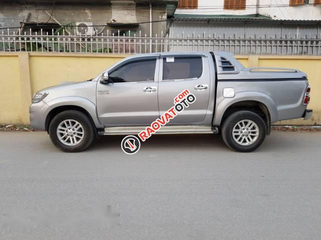 Cần bán gấp Toyota Hilux G đời 2014, màu bạc-3