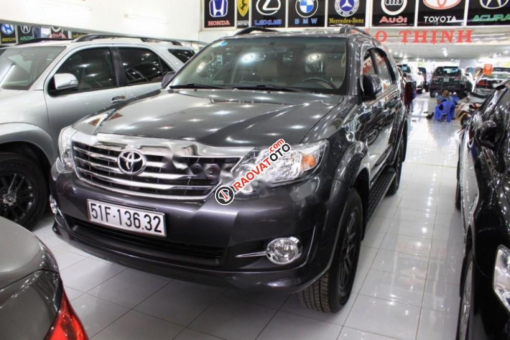 Bán Toyota Fortuner V 4x2 đời 2015, màu xám, số tự động, 820tr-9