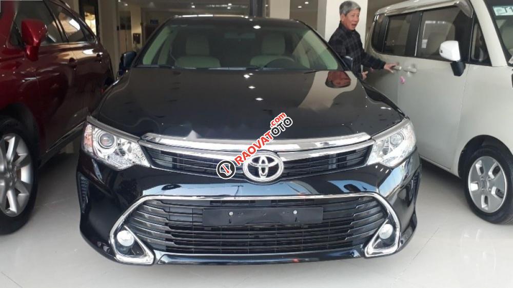 Bán Toyota Camry 2.0E đời 2017, màu đen, 980 triệu-9