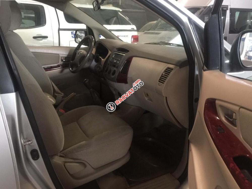 Bán Toyota Innova G đời 2006, màu bạc số sàn, giá chỉ 320 triệu-5