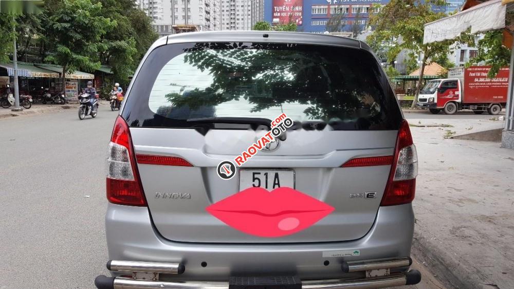 Bán xe Toyota Innova E đời 2014, màu bạc xe gia đình, 599tr-5