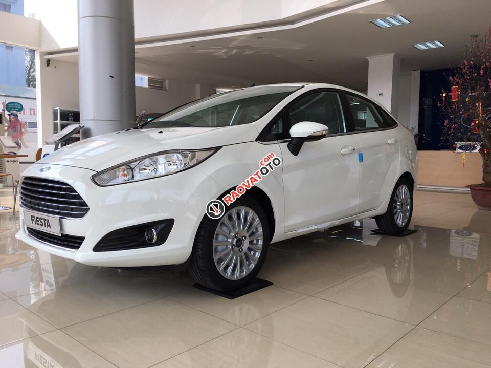 Bán xe Ford Fiesta Titanium giá rẻ màu bạc, mới 100%, giao xe ngay hỗ trợ trả góp 90%. L/h: 0963483132-5