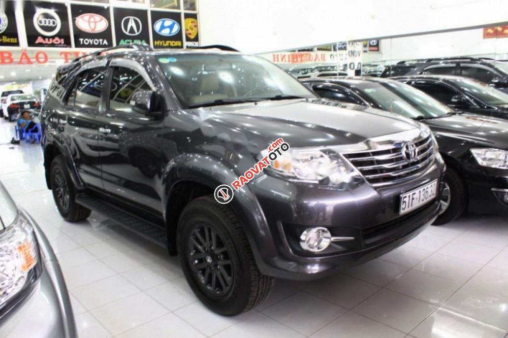 Bán Toyota Fortuner V 4x2 đời 2015, màu xám, số tự động, 820tr-8