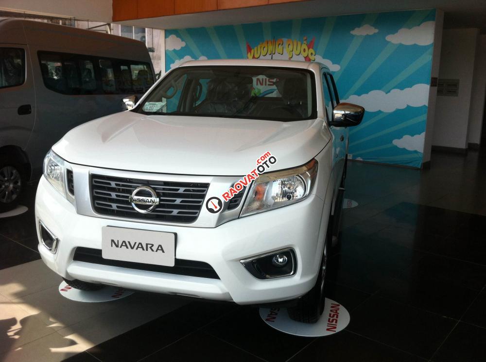 Bán Nissan Navara NP300 E một cầu, số sàn, model 2017, màu trắng, nhập khẩu-2