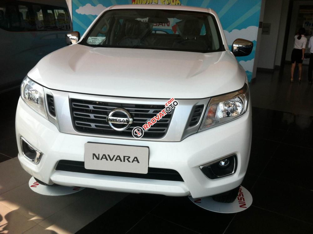 Bán Nissan Navara NP300 E một cầu, số sàn, model 2017, màu trắng, nhập khẩu-1