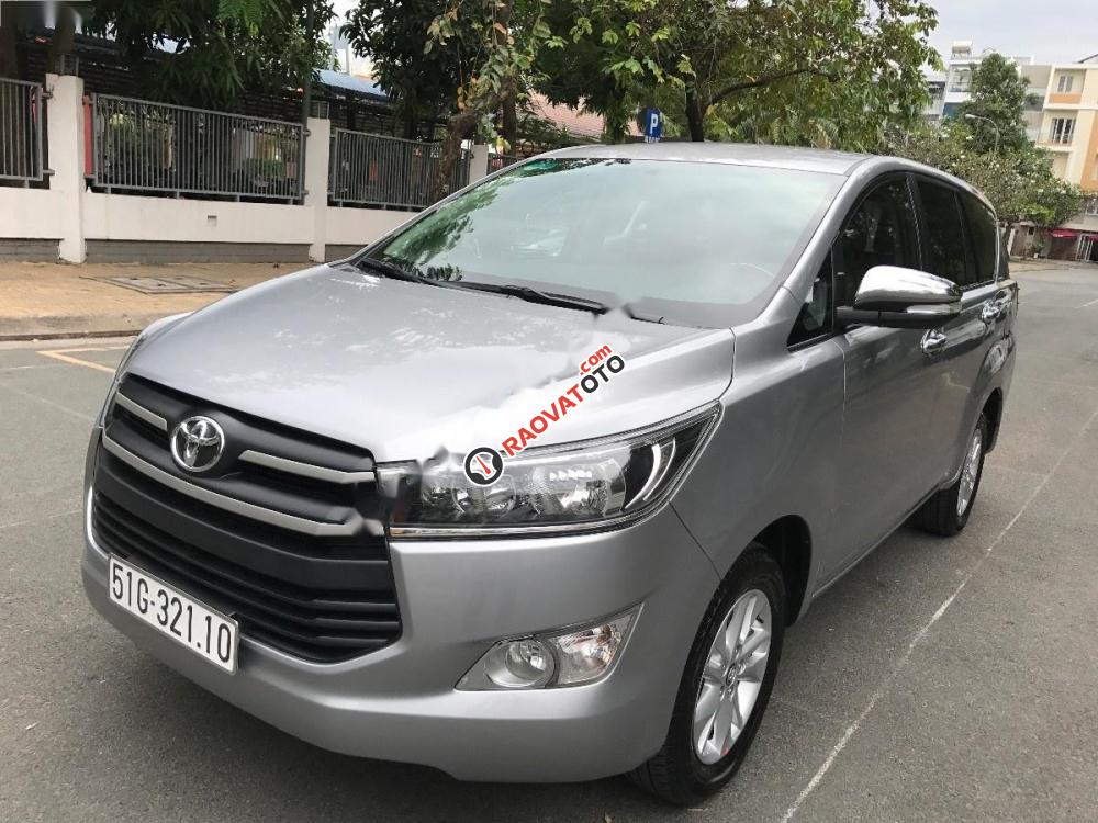 Cần bán xe Toyota Innova 2.0G đời 2017, màu bạc, xe gia đình giá cạnh tranh-2