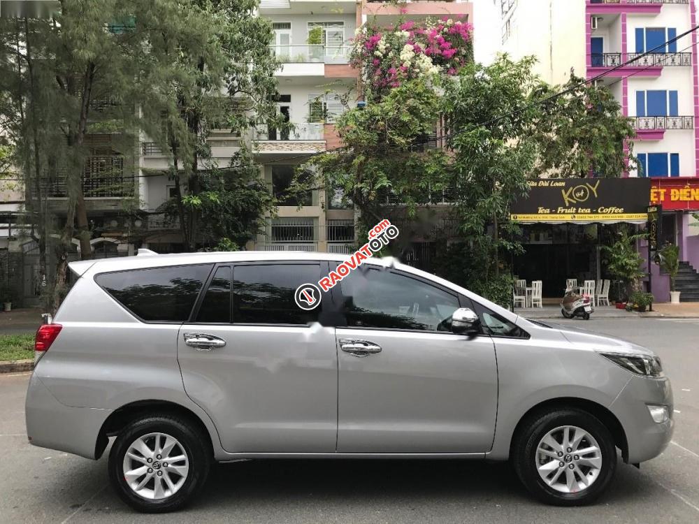 Cần bán xe Toyota Innova 2.0G đời 2017, màu bạc, xe gia đình giá cạnh tranh-8