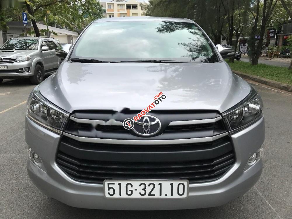 Cần bán xe Toyota Innova 2.0G đời 2017, màu bạc, xe gia đình giá cạnh tranh-1