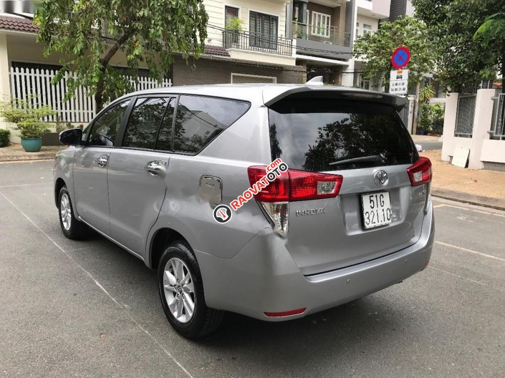 Cần bán xe Toyota Innova 2.0G đời 2017, màu bạc, xe gia đình giá cạnh tranh-4