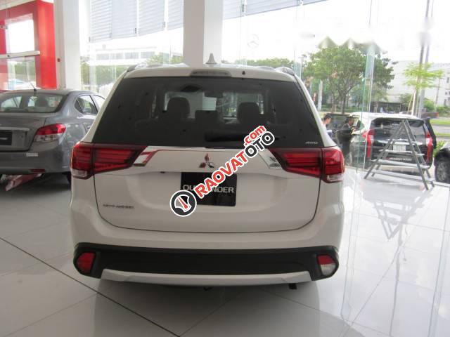 Cần bán xe Mitsubishi Outlander 2.0  CVT năm 2017, màu trắng-2