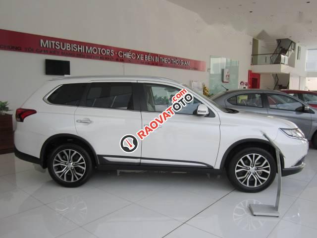 Cần bán xe Mitsubishi Outlander 2.0  CVT năm 2017, màu trắng-1