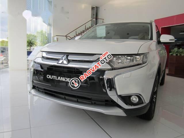 Cần bán xe Mitsubishi Outlander 2.0  CVT năm 2017, màu trắng-3