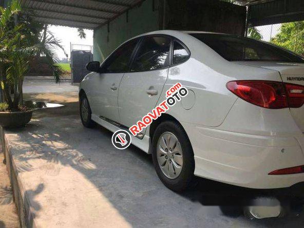 Cần bán Hyundai Avante MT đời 2011, màu trắng chính chủ-0
