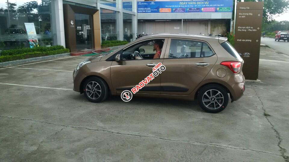 Bán Hyundai Grand i10 AT 1.0 đời 2017, màu nâu-0