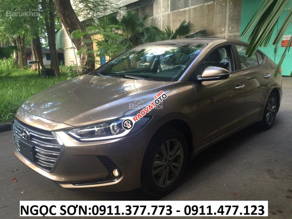 Cần bán xe Hyundai Elantra, màu nâu, trả góp 90% xe khuyến mãi 20 triệu, LH Ngọc Sơn: 0911.377.773-3