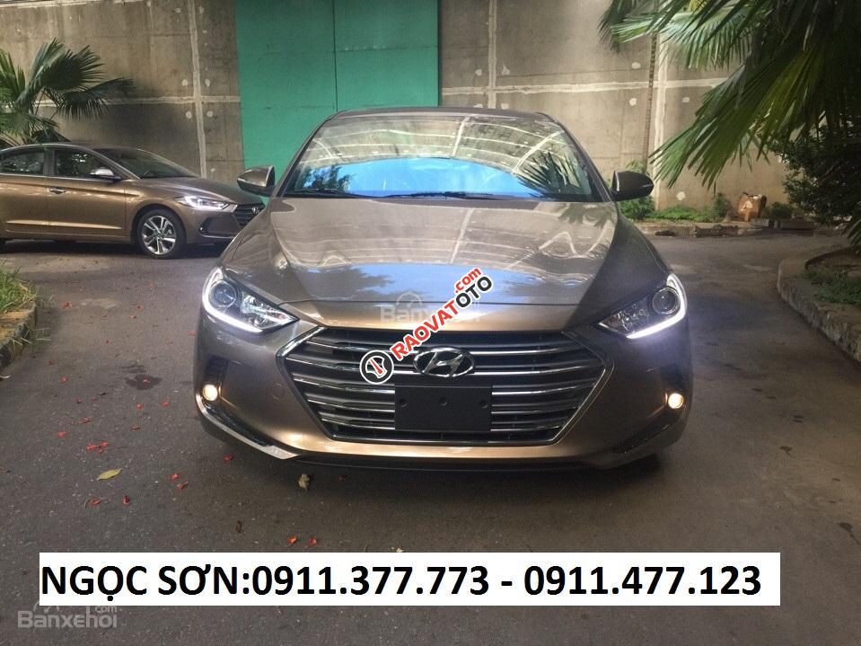 Cần bán xe Hyundai Elantra, màu nâu, trả góp 90% xe khuyến mãi 20 triệu, LH Ngọc Sơn: 0911.377.773-2