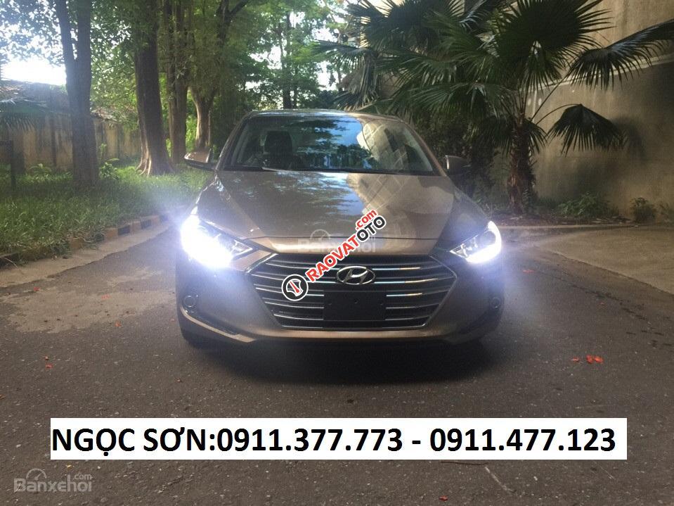 Cần bán xe Hyundai Elantra, màu nâu, trả góp 90% xe khuyến mãi 20 triệu, LH Ngọc Sơn: 0911.377.773-0