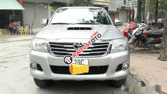 Bán xe Toyota Hilux E sản xuất 2014, màu bạc số sàn, giá tốt-1