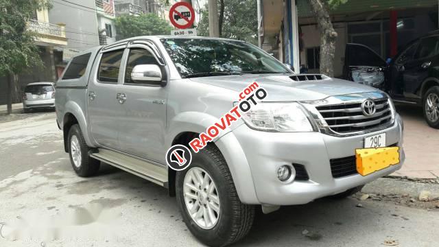 Bán xe Toyota Hilux E sản xuất 2014, màu bạc số sàn, giá tốt-0