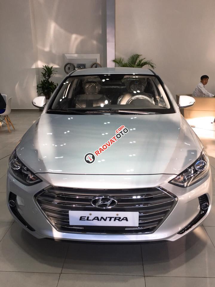 Bán Hyundai Elantra 1.6 MT đời 2018, hỗ trợ vay 85% giá trị xe, hotline đặt xe đi Tết: 0948.94.55.99 - 0935.90.41.41-7