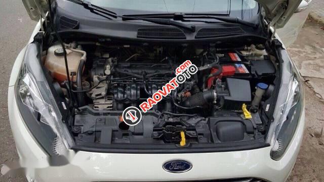 Bán gấp Ford Fiesta 1.5AT đời 2015, màu trắng số tự động, giá tốt-0