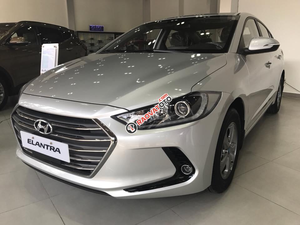 Bán Hyundai Elantra 1.6 MT đời 2018, hỗ trợ vay 85% giá trị xe, hotline đặt xe đi Tết: 0948.94.55.99 - 0935.90.41.41-0