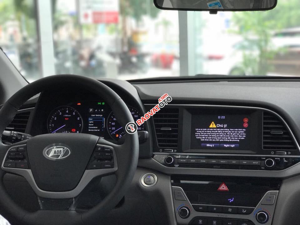 Bán Hyundai Elantra 1.6 MT đời 2018, hỗ trợ vay 85% giá trị xe, hotline đặt xe đi Tết: 0948.94.55.99 - 0935.90.41.41-8