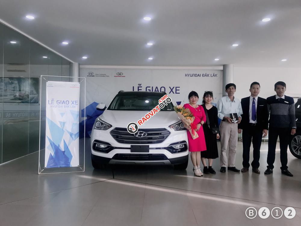 Bán Hyundai Santa Fe 2.4 AT 2018 máy xăng tiêu chuẩn, hỗ trợ vay 85% giá trị xe, hotline đặt xe: 0948.94.55.99 - 0935.90.41-7