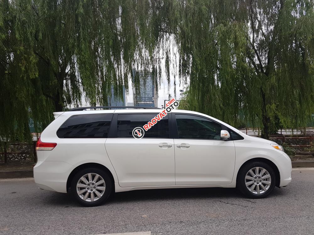 Bán xe Toyota Sienna 3.5 Limited, sản xuất 2014 đăng ký lần đầu 2016, màu trắng bản đủ-3