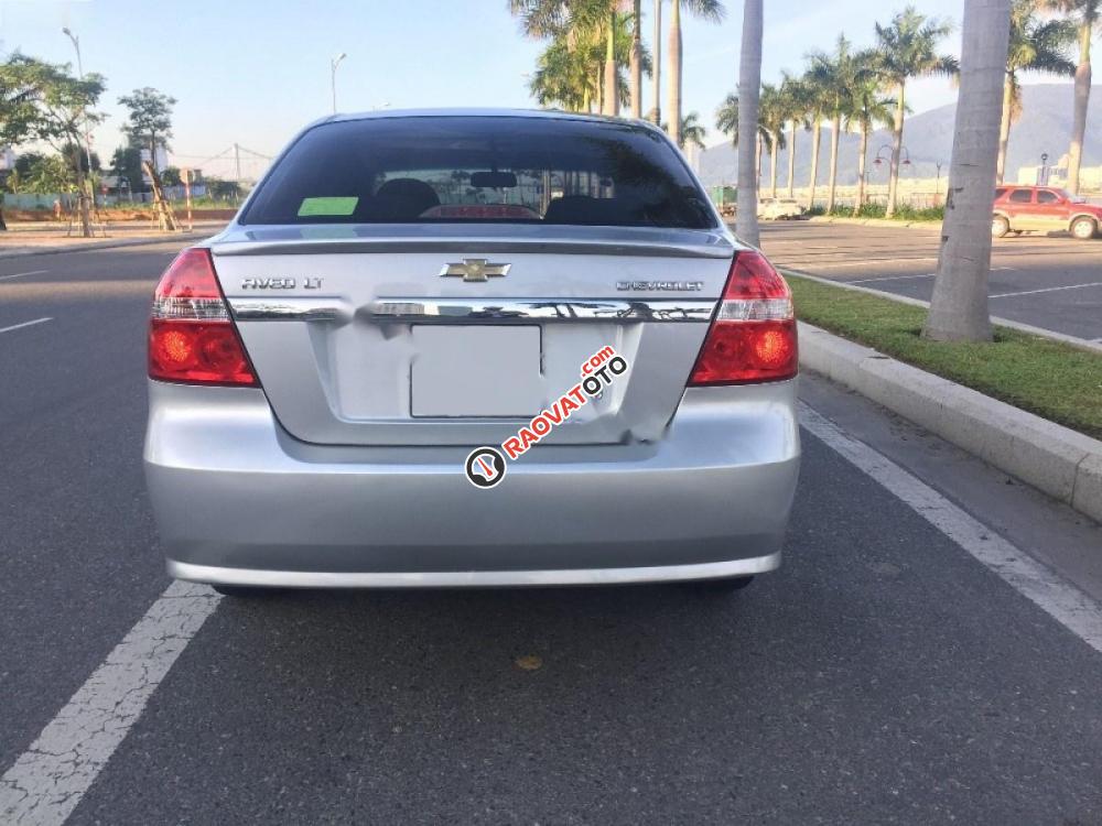 Cần bán gấp Chevrolet Aveo 1.5 MT đời 2016, màu bạc xe gia đình-2