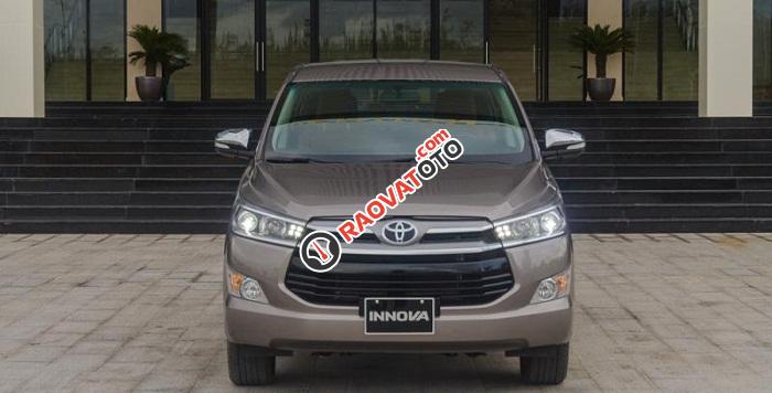 Toyota Innova 2.0E MT 2018 phiên bản mới VSC, HAC, màu bạc, giao ngay, phục vụ tốt nhất Sài Gòn-1