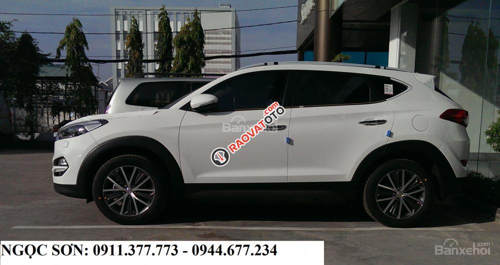 Bán Hyundai Tucson mới, màu trắng, trả góp 90% xe, tại Đà Nẵng liên hệ Ngọc Sơn: 0911.377.773-6