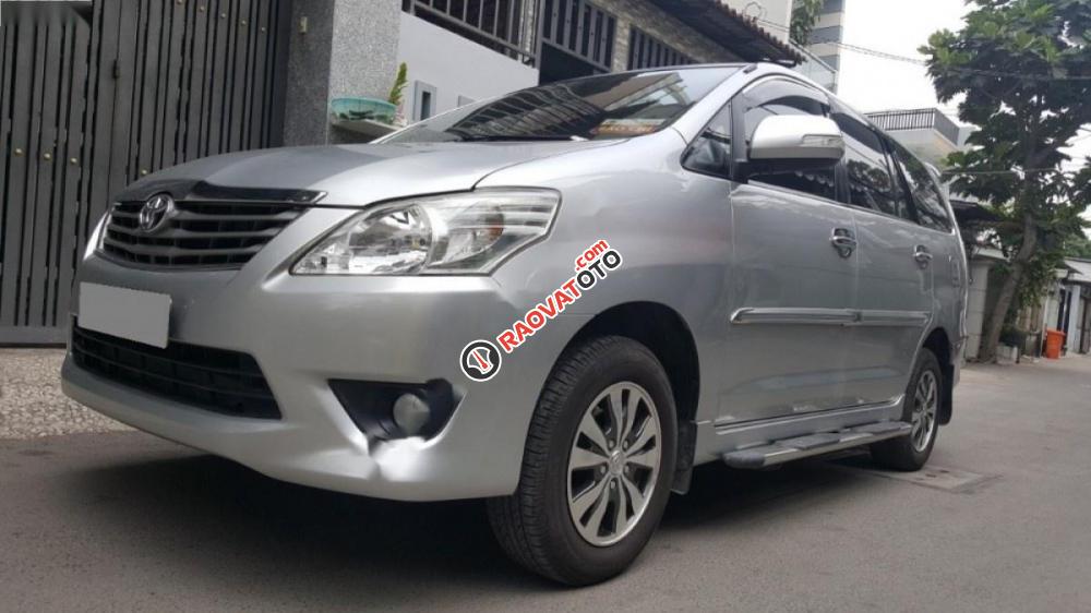 Bán Toyota Innova V năm 2014, màu bạc như mới-0