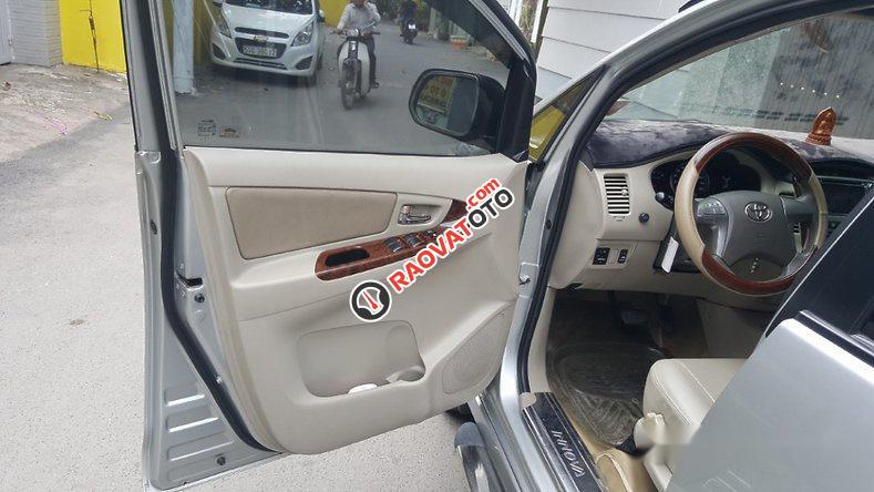 Bán gấp Toyota Innova V đời 2014, màu bạc -6