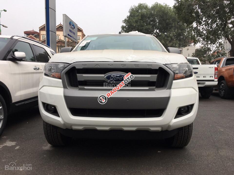 Xe Ford Ranger XLS 4x2 AT, đời 2017, màu trắng, giao xe và hỗ trợ trả góp tại Hòa Bình-0