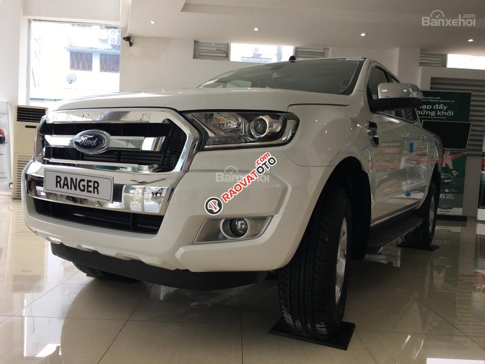 Bán ô tô Ford Ranger XLT 4x4 MT sản xuất 2017, màu trắng, giao xe ngay hỗ trợ trả góp tại Nghệ An-1