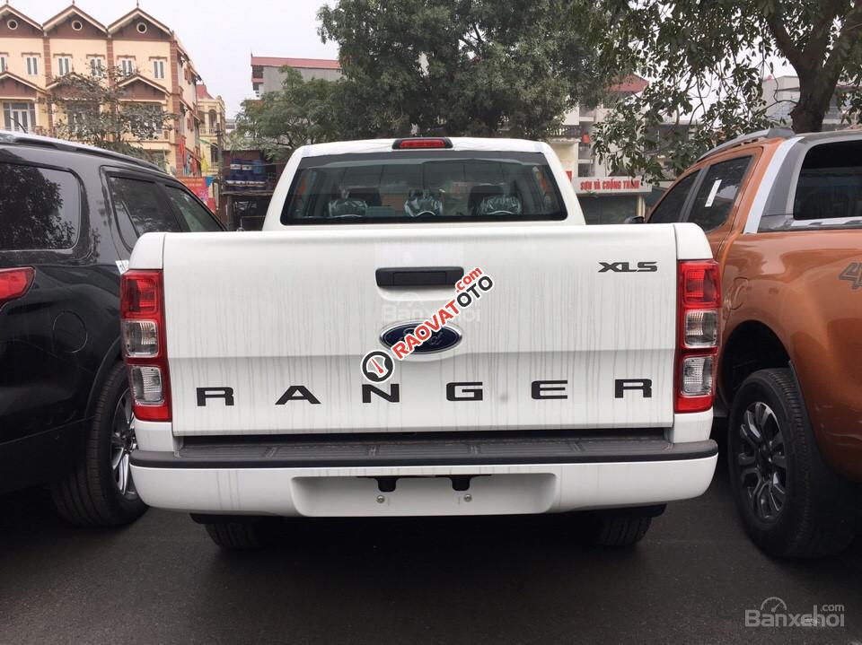 Xe Ford Ranger XLS 4x2 AT, đời 2017, màu trắng, giao xe và hỗ trợ trả góp tại Hòa Bình-2