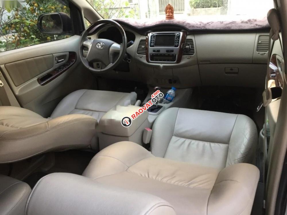 Cần bán gấp Toyota Innova V đời 2014, màu bạc, giá chỉ 585 triệu-7