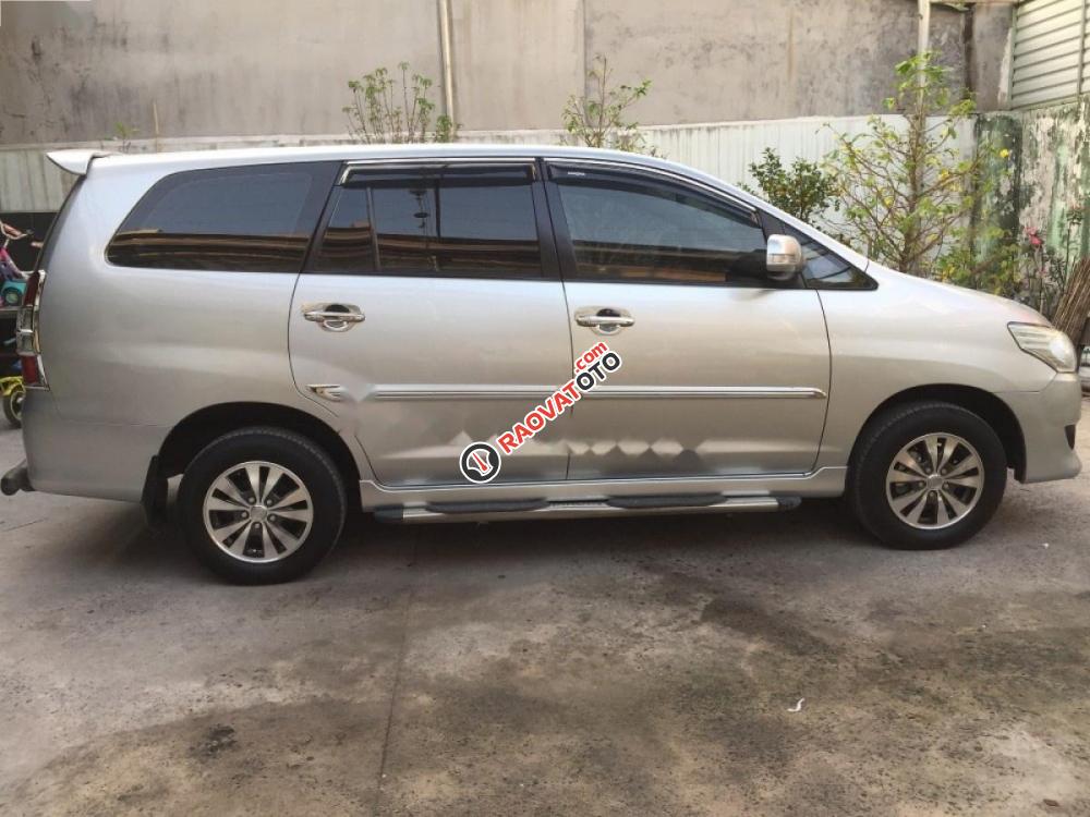 Cần bán gấp Toyota Innova V đời 2014, màu bạc, giá chỉ 585 triệu-9