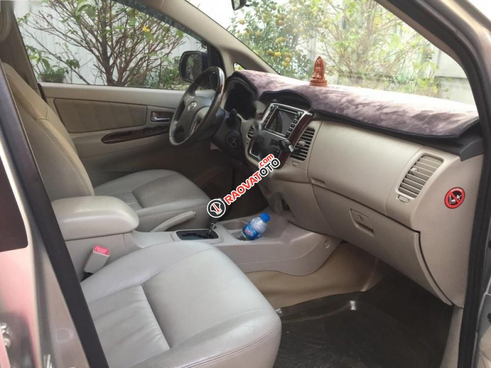 Cần bán gấp Toyota Innova V đời 2014, màu bạc, giá chỉ 585 triệu-2