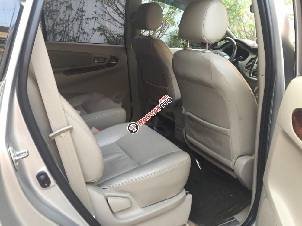Cần bán gấp Toyota Innova V đời 2014, màu bạc, giá chỉ 585 triệu-4