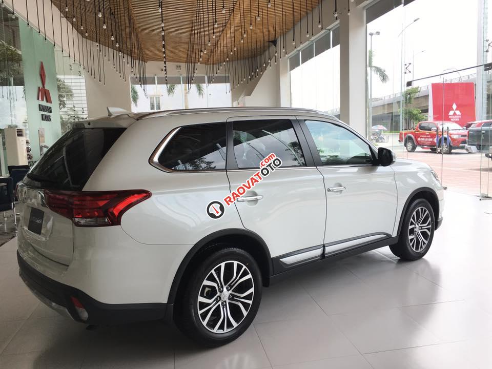 Cần bán Mitsubishi Outlander đời 2018, màu trắng-6