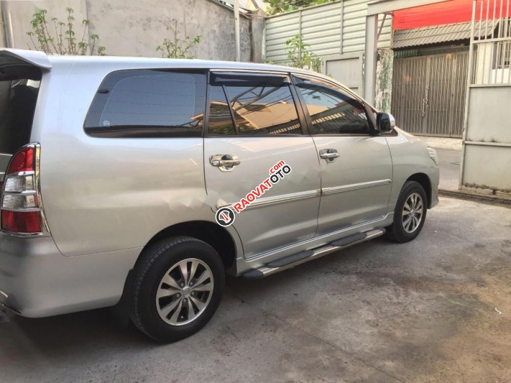Cần bán gấp Toyota Innova V đời 2014, màu bạc, giá chỉ 585 triệu-3