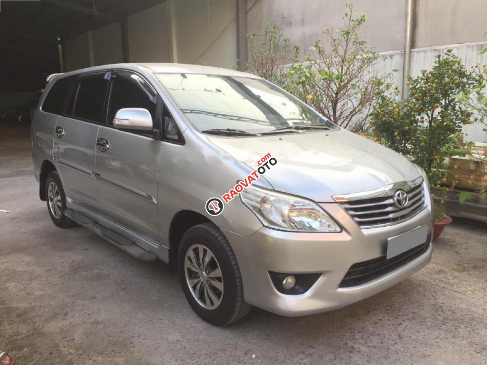 Cần bán gấp Toyota Innova V đời 2014, màu bạc, giá chỉ 585 triệu-0