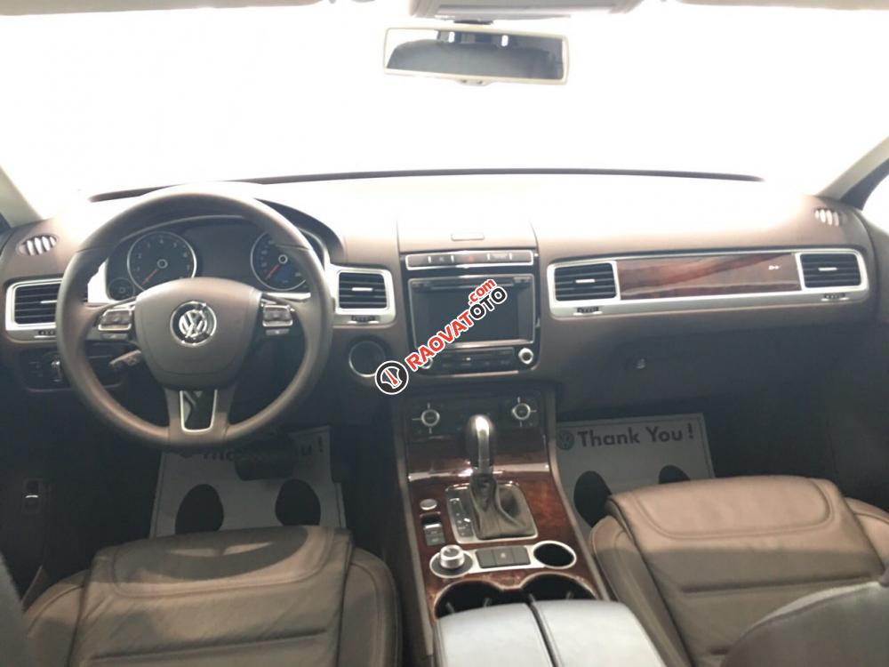 Dòng SUV nhập Đức Volkswagen Touareg 3.6 FSI, màu đen đời 2015, tặng BHVC+dán 3M, LH Hương: 0902.608.293-3