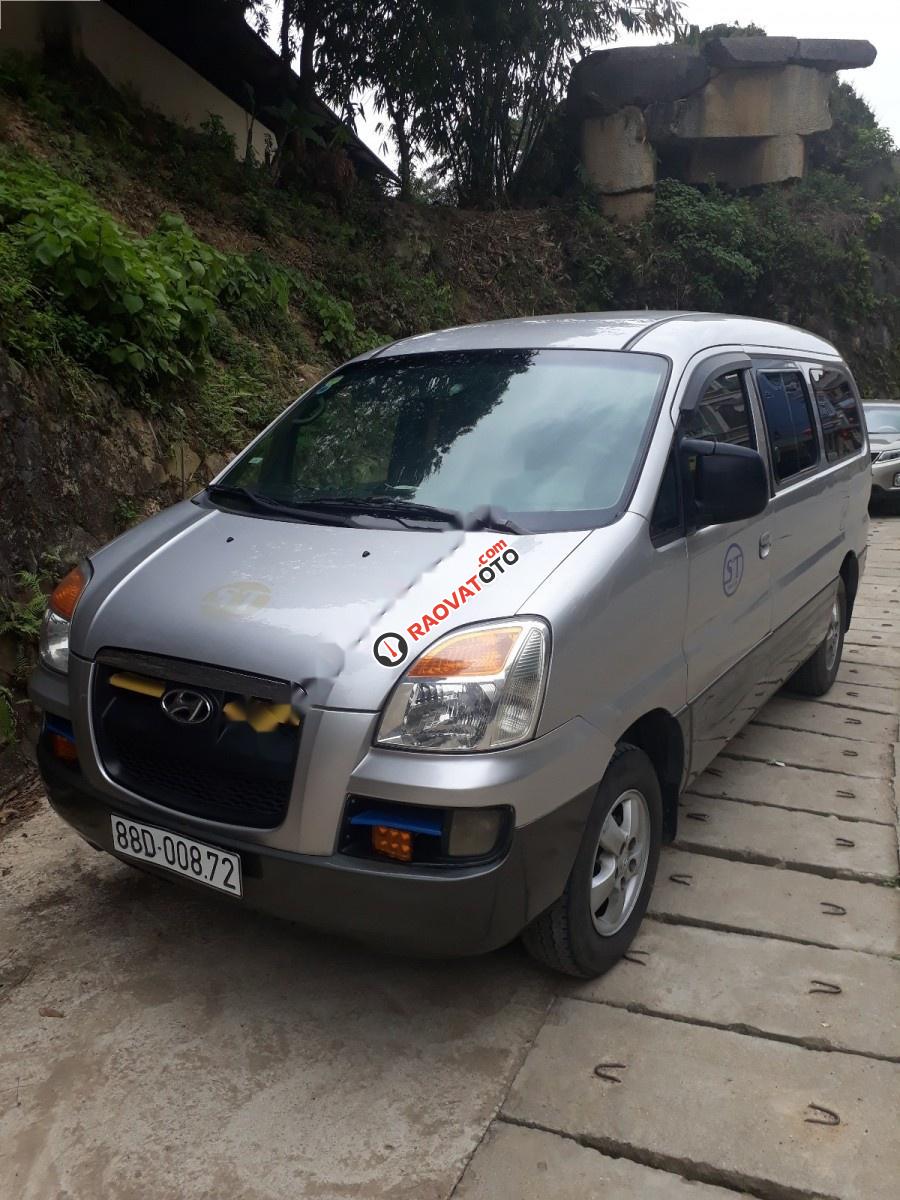 Cần bán gấp Hyundai Starex GRX sản xuất năm 2004, màu bạc, nhập khẩu nguyên chiếc chính chủ, giá chỉ 235 triệu-2