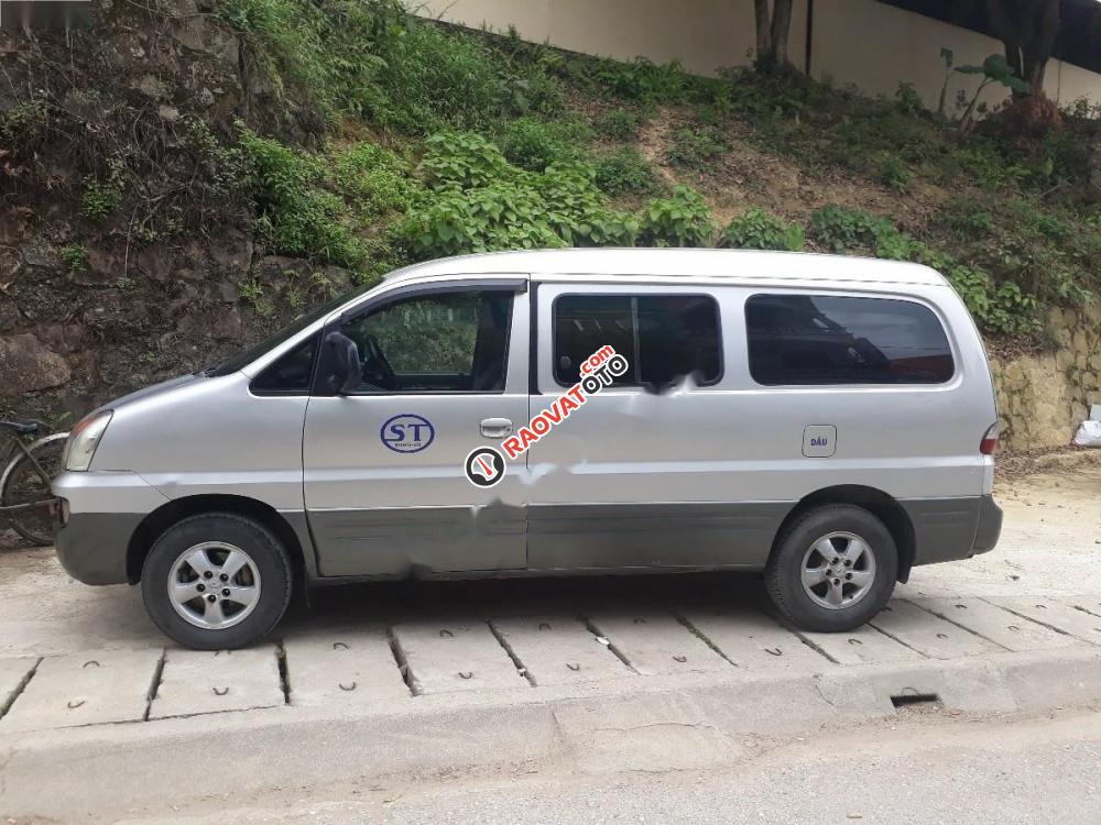 Cần bán gấp Hyundai Starex GRX sản xuất năm 2004, màu bạc, nhập khẩu nguyên chiếc chính chủ, giá chỉ 235 triệu-1